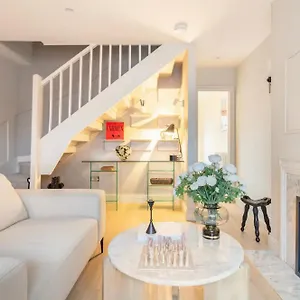 Spring Cosy 2-bed With Free Parking London